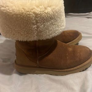Used brown Ugg boots for very cheap to spice up your winter and fall outfits;)